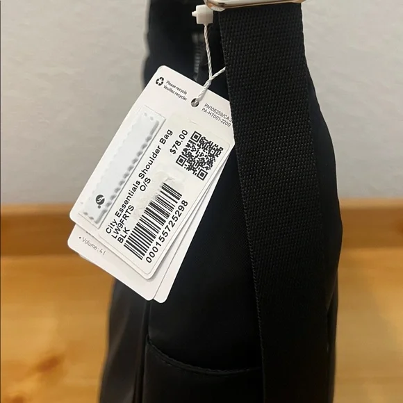 NWT Lululemon City Essentials Shoulder Bag 4L Black - Picture 5 of 8